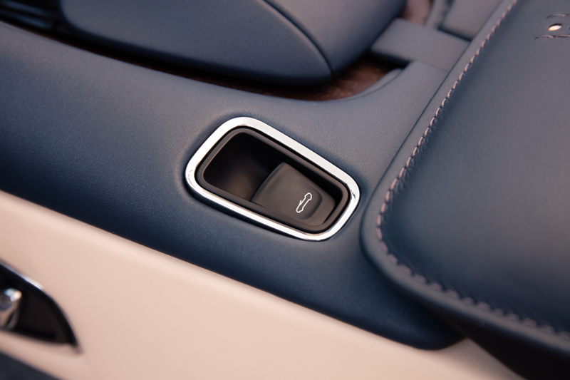 Illustration for article titled The 2018 Aston Martin DB11 Volante Looks Amazing Without A Roof
